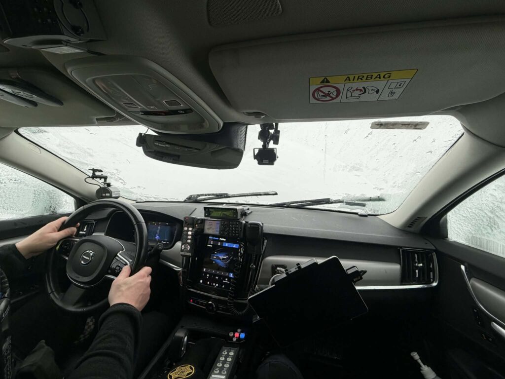 Erfitt ástand á Reykjanesbraut – Þurfa að bíða föst í bílum