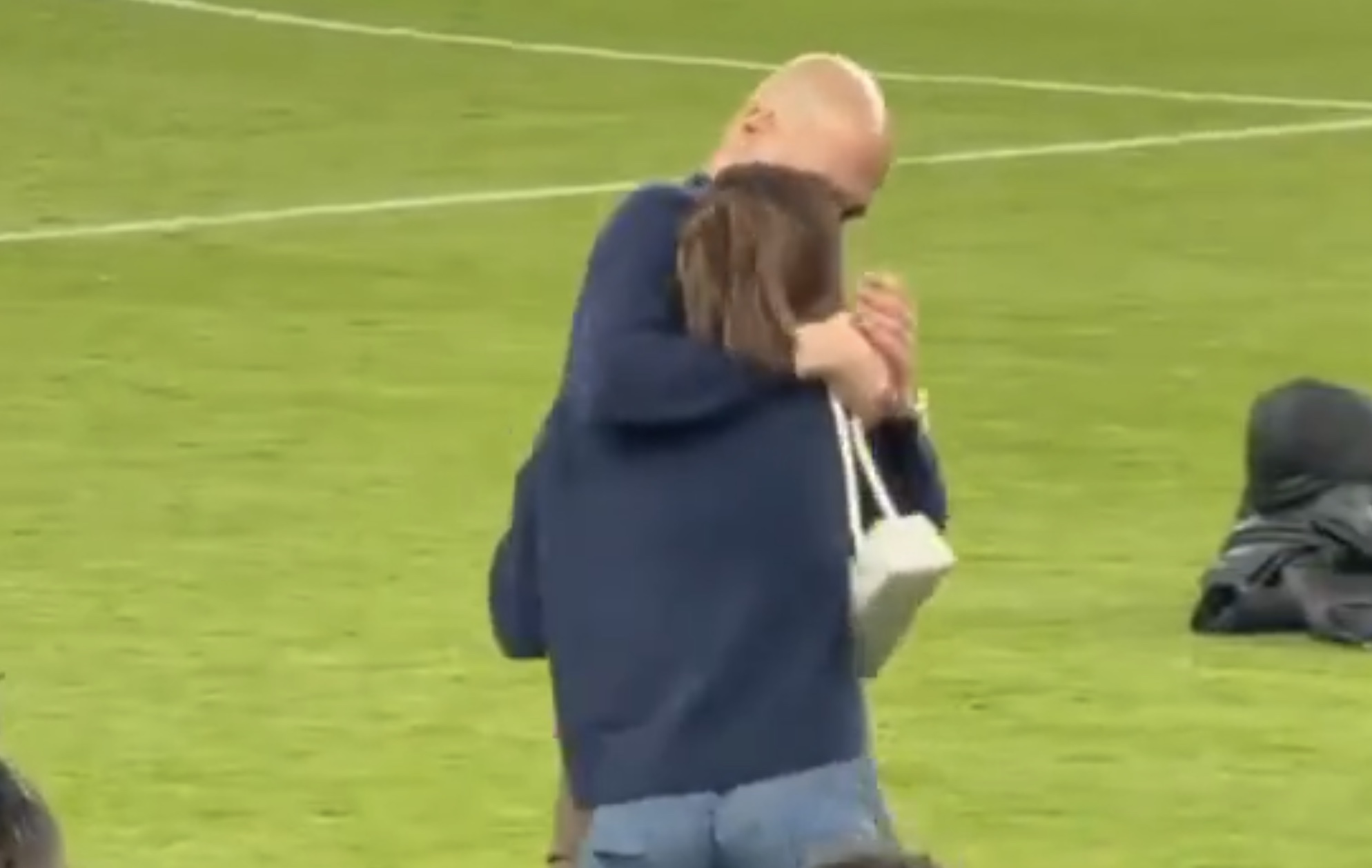 Fallegt augnablik hjá Guardiola eftir sigurinn í gær vekur athygli – Mun hann hætta í sumar?