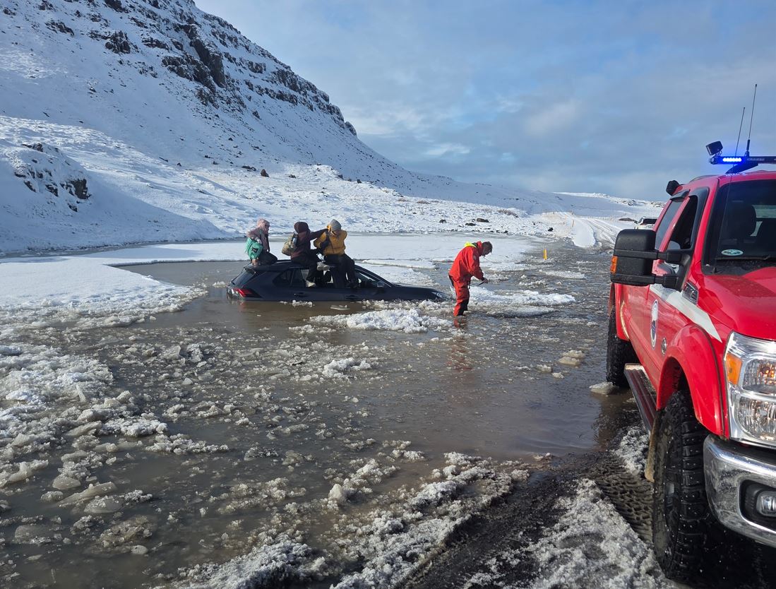 Ferðafólk lenti á kafi í vatni á Snæfellsnesi