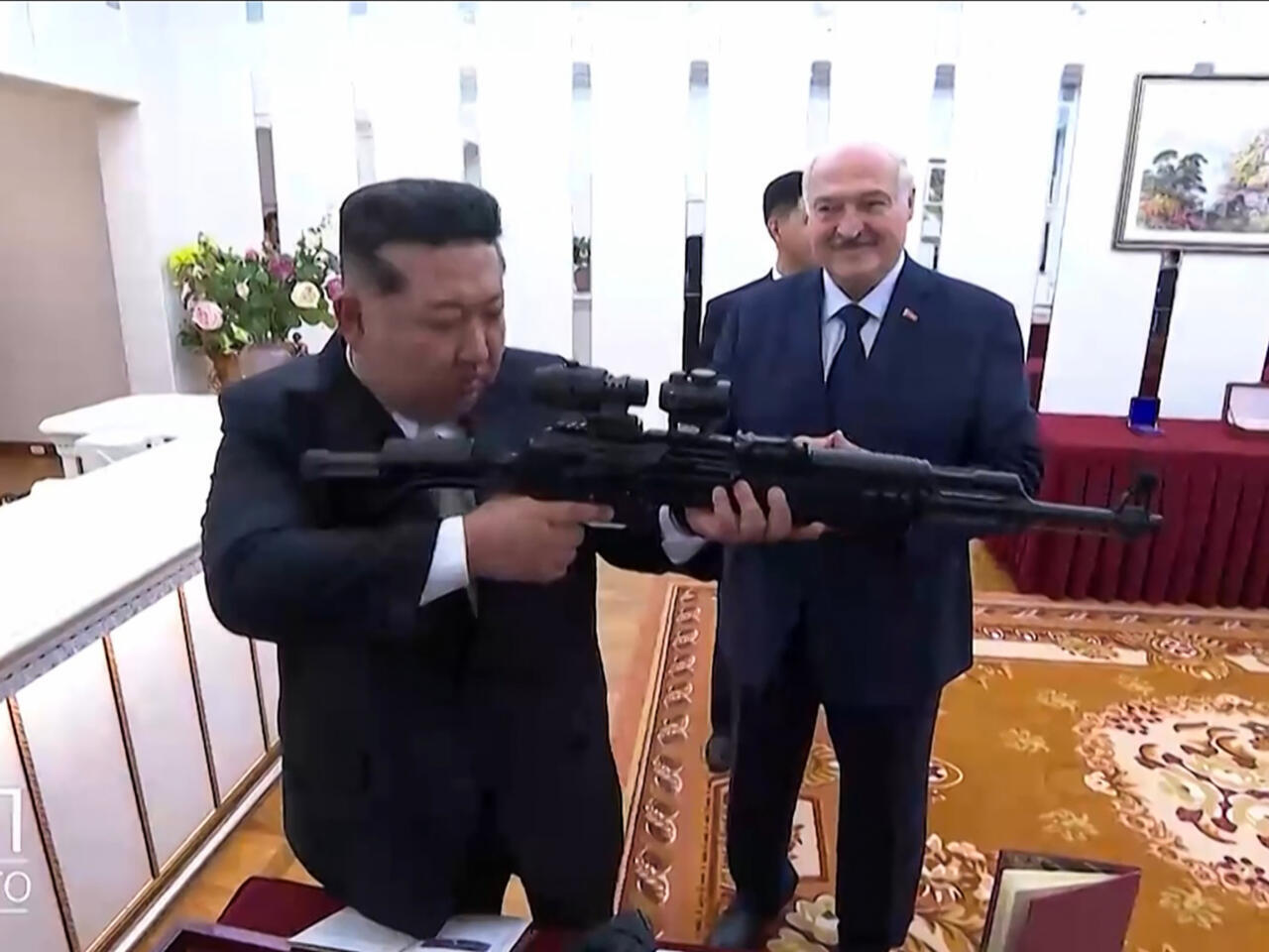 Lukashenko gaf Kim Jong Un byssu „ef óvinir láta sjá sig“