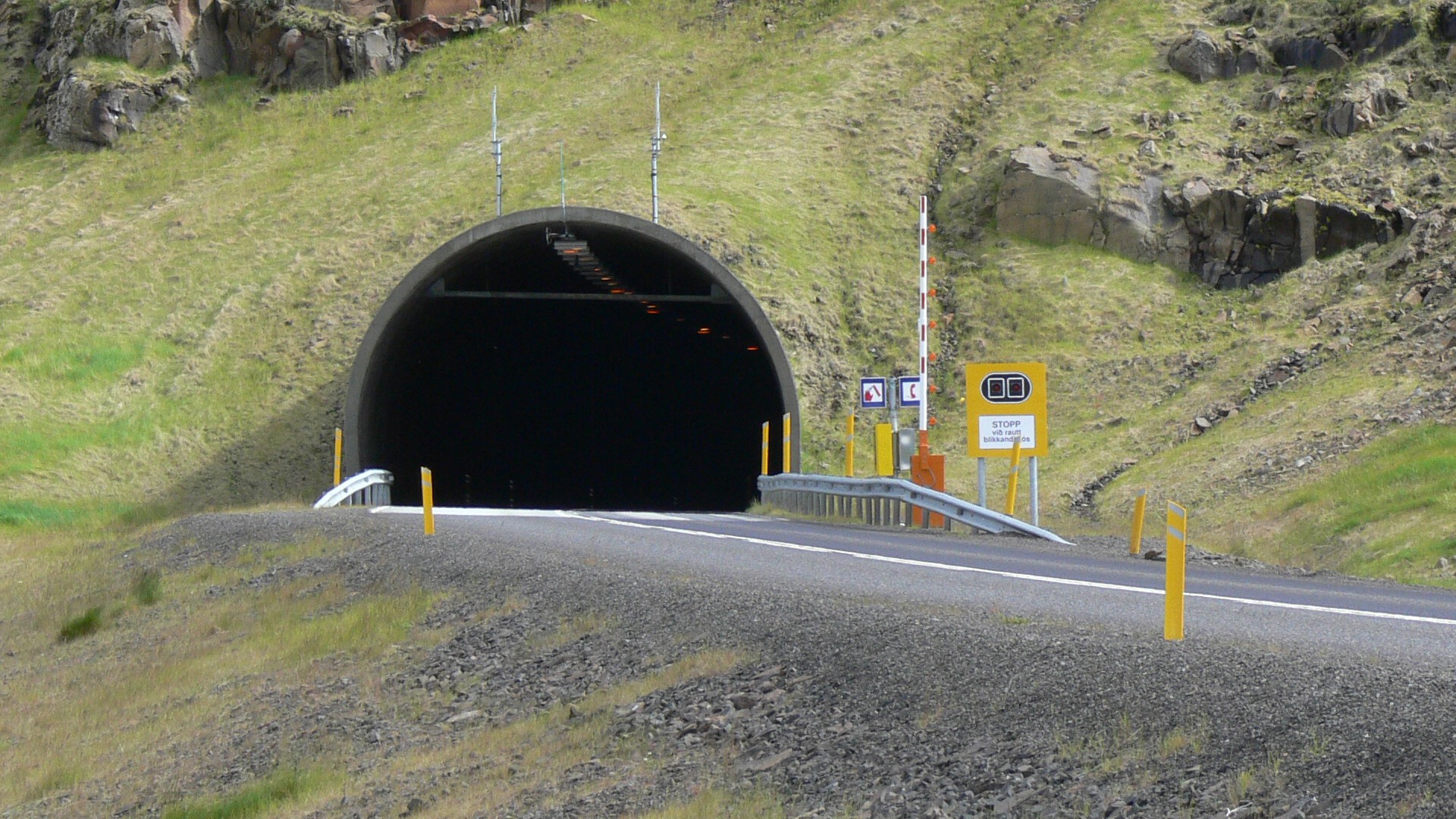 Fáskrúðsfjarðargöngum lokað eftir bílveltu