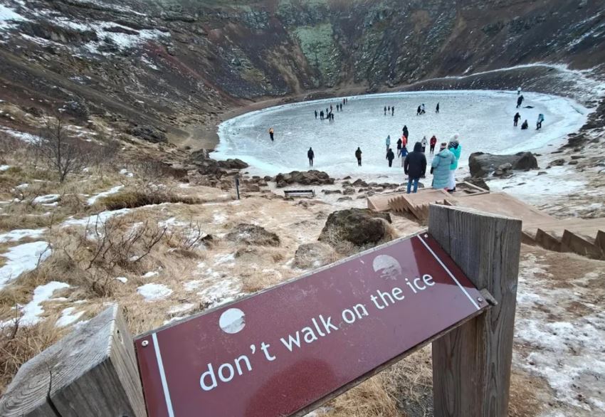 Ferðamenn hundsuðu viðvaranir og gengu á ísnum í Kerinu – „Kannski gleypir Balroggurinn þá“
