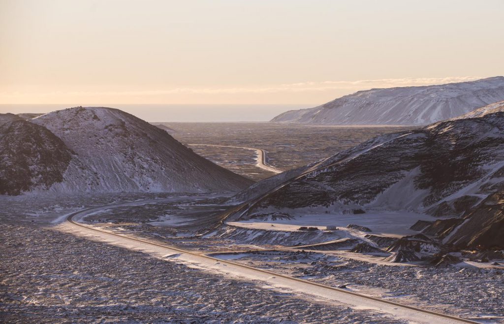 Slys og Hellisheiðinni lokað