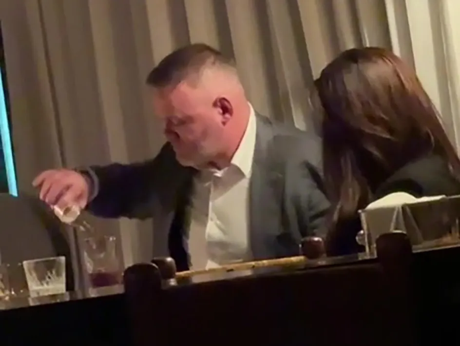 Myndir: Drykkjuskapur Rooney enn og aftur á forsíðum blaðanna – Blindfullur með tveimur konum