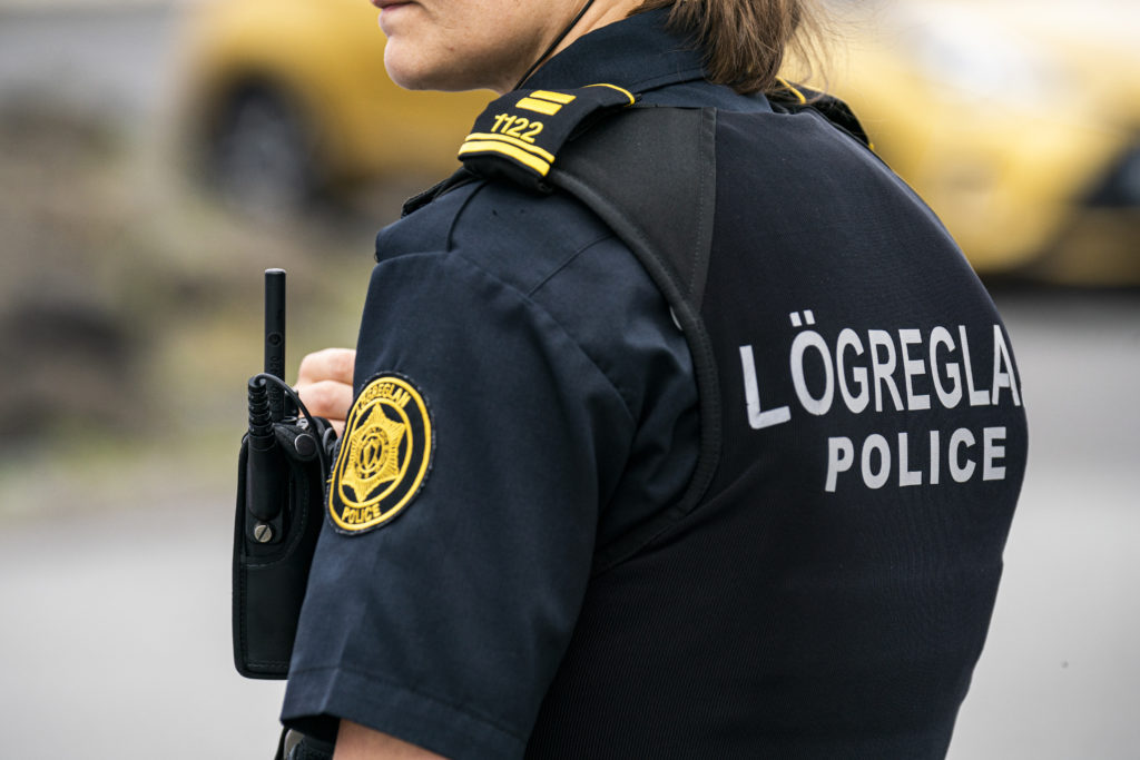 Biðja fólk um að halda sig heima á meðan veðrið gengur yfir á morgun