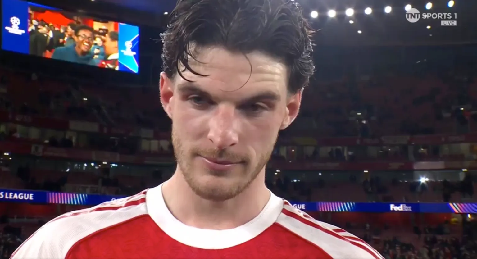 Stjarna Arsenal fékk stórfurðulega spurningu eftir að liðið komst áfram í gær – Myndband