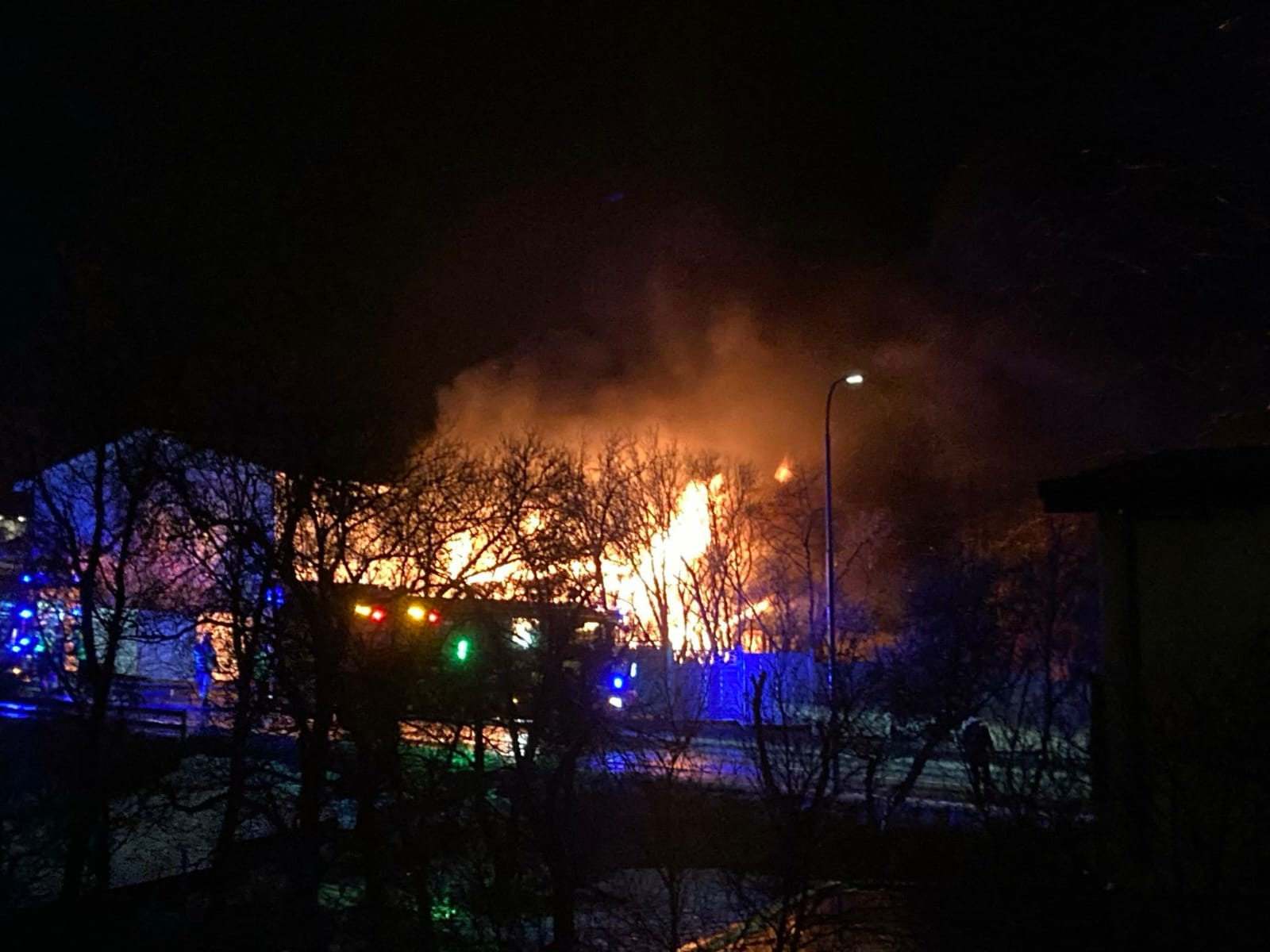 Fjölskyldufaðir krafinn um greiðslu skuldar með hótunum og íkveikju – „Maður sefur ekki og fjölskyldan er í molum“ – Myndir