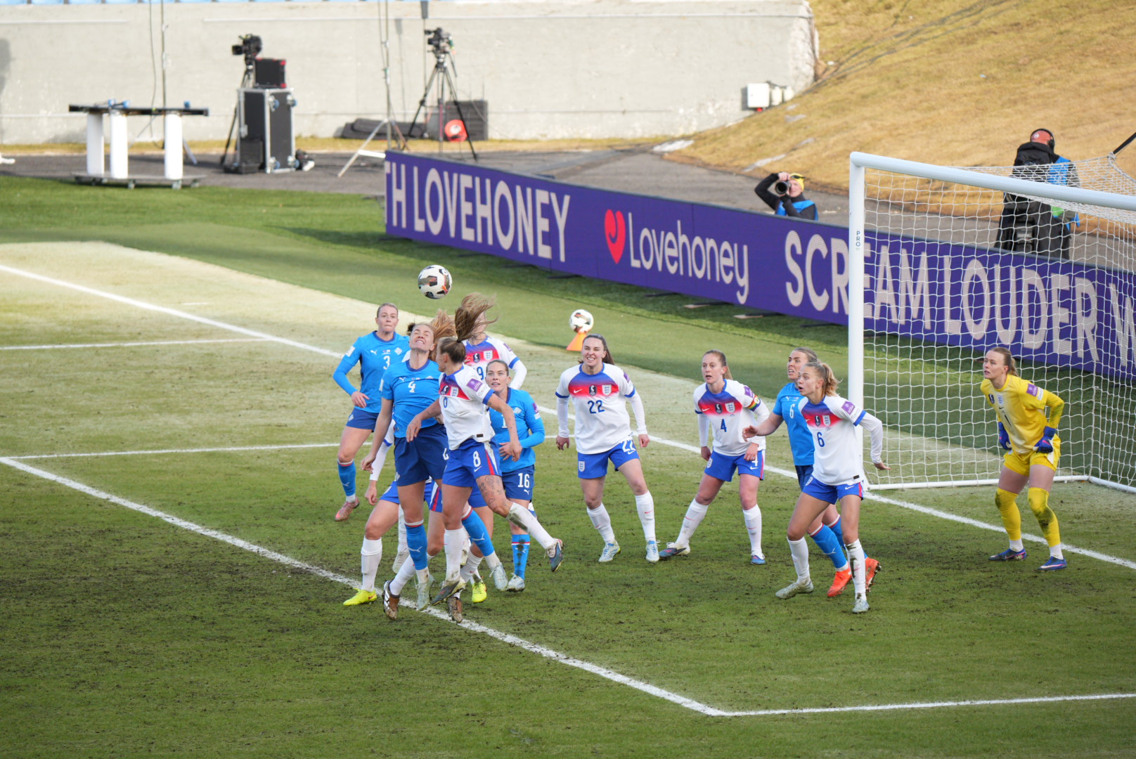 Góð frammistaða Íslands gegn Evrópumeisturunum dugði ekki til