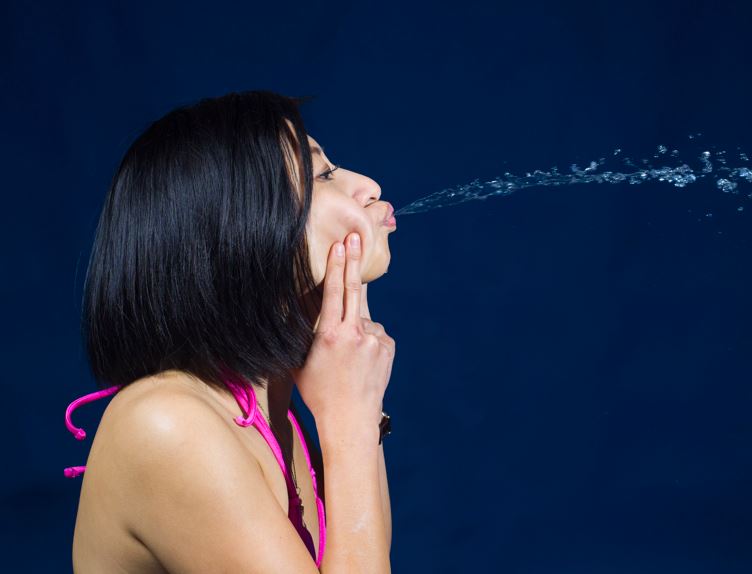 Tvær konur dæmdar fyrir að hrækja upp í munn lögreglumanna