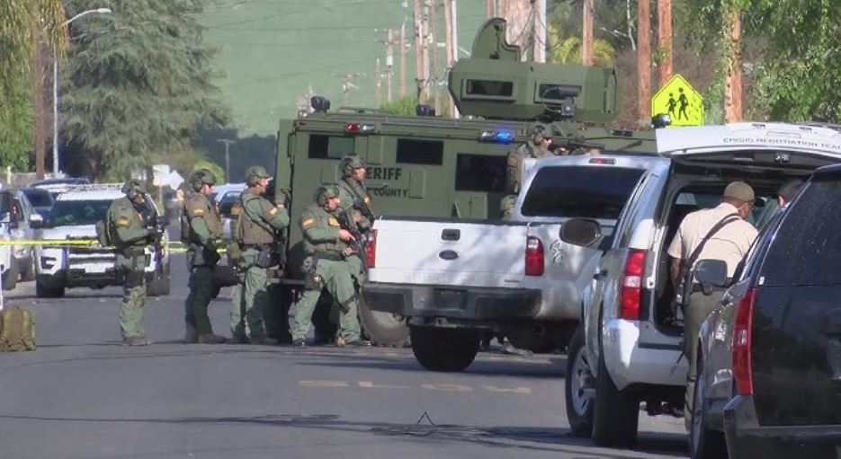 Keyrðu viljandi niður mann í umsátri – „Ef þú skýtur á löggur þá keyrum við þig niður“