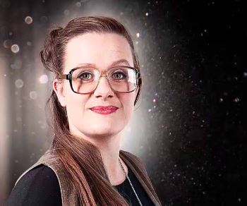 Vala sat yfir deyjandi móður sinni og var svo handtekin