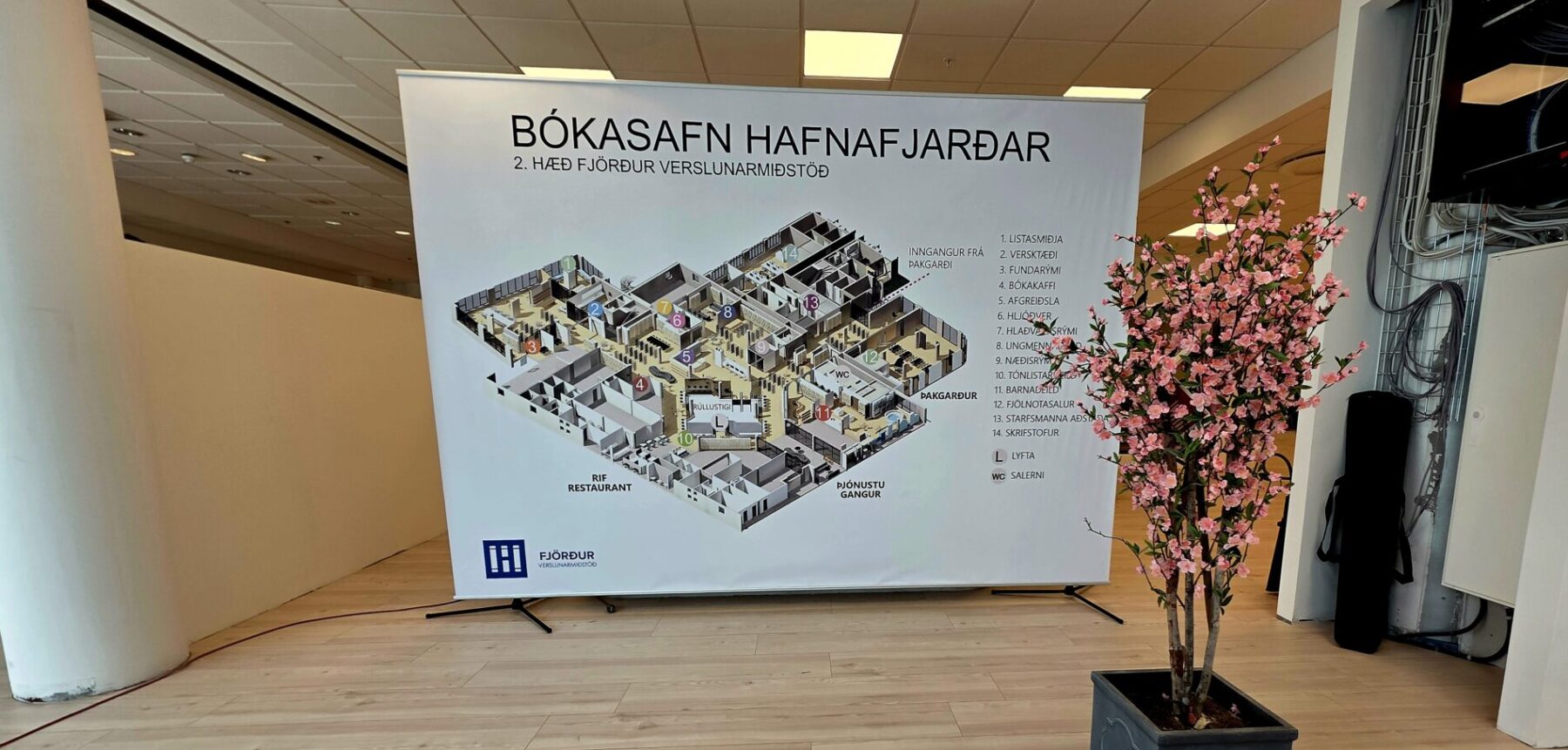 Lyklavöld að nýju bókasafni Hafnarfjarðar sem enn er bókalaust afhent með viðhöfn rétt fyrir kosningar – „Sérstakt og tímasetningin mjög sérstök“ – „Þetta var ekki sett svona upp“