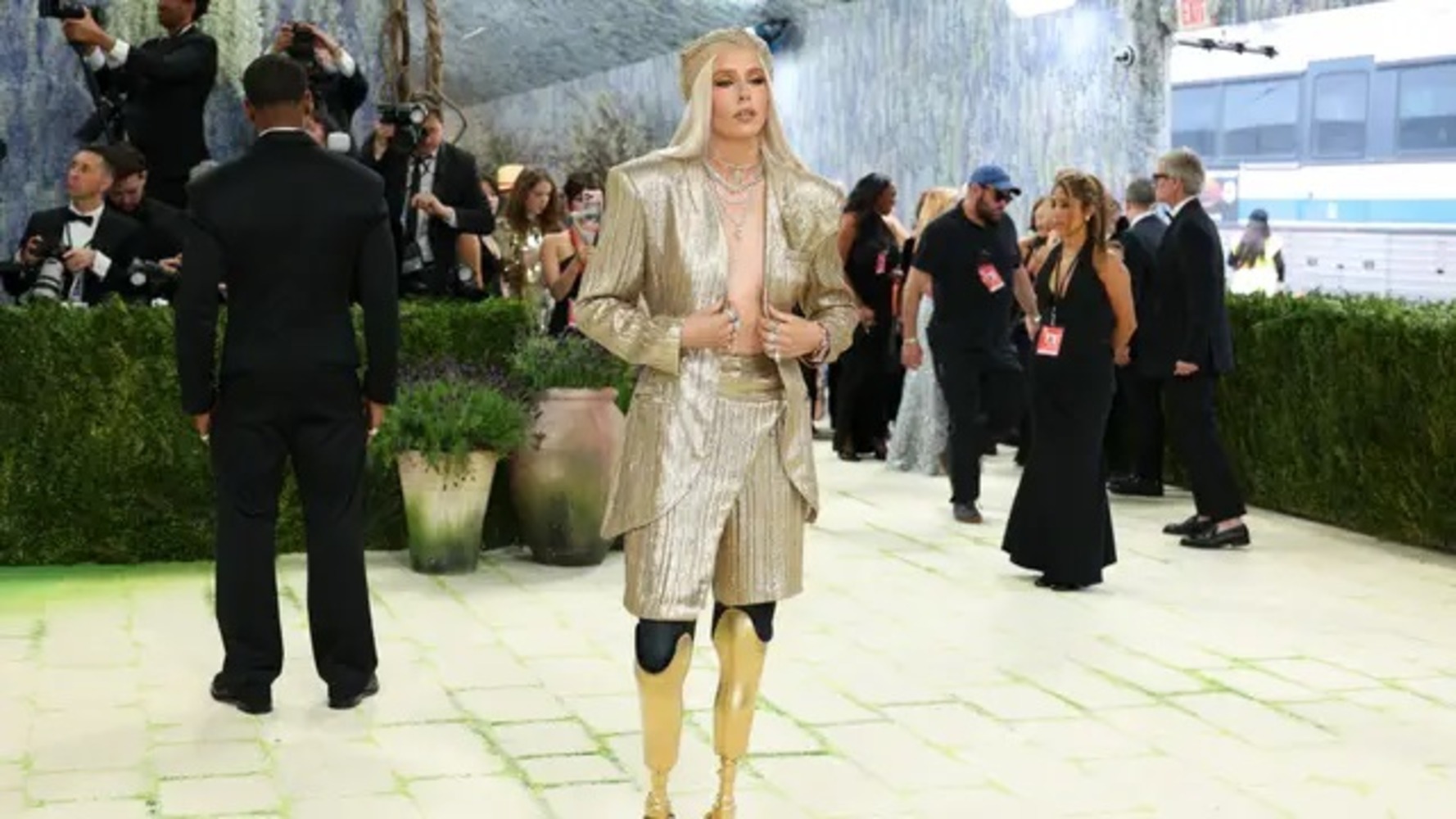 „Stúlkan með gylltu fæturna“ á Met Gala – Aflimuð vegna túrtappa