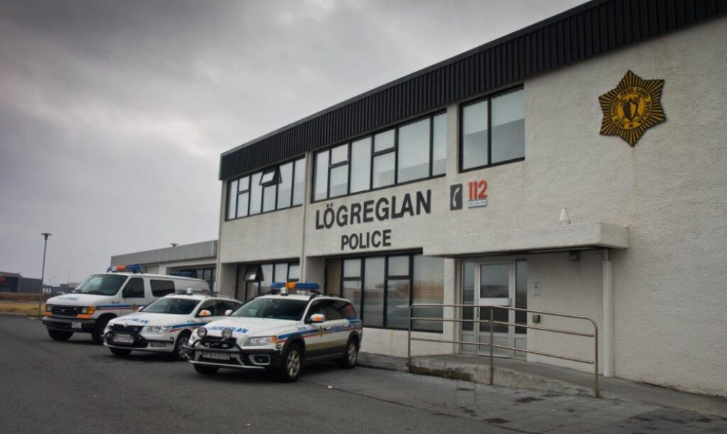 Lögreglan svarar gagnrýni sjónarvottar vegna alvarlegs atviks í kirkjugarði – „Beiting rafvarnarvopns var besti valkosturinn“