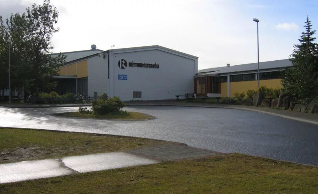 Ákærður fyrir stórhættulega hnífstunguárás fyrir utan Réttarholtsskóla